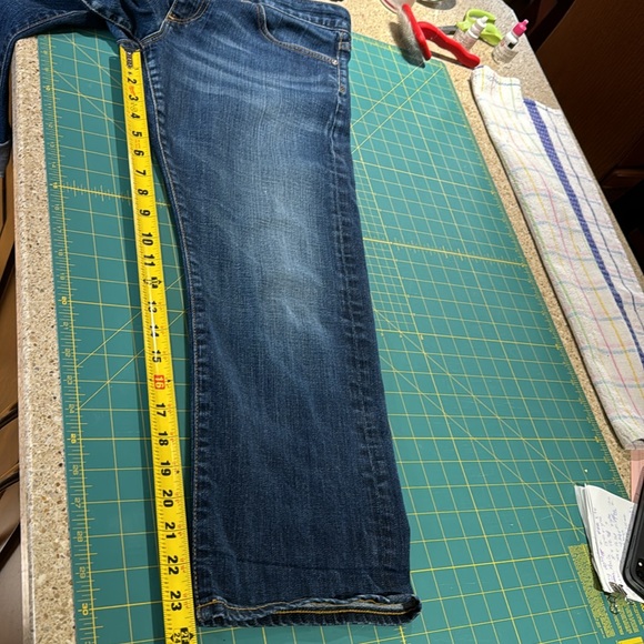 The Tomboy Crop - relaxed straight crop - by AG - Picture 12 of 14